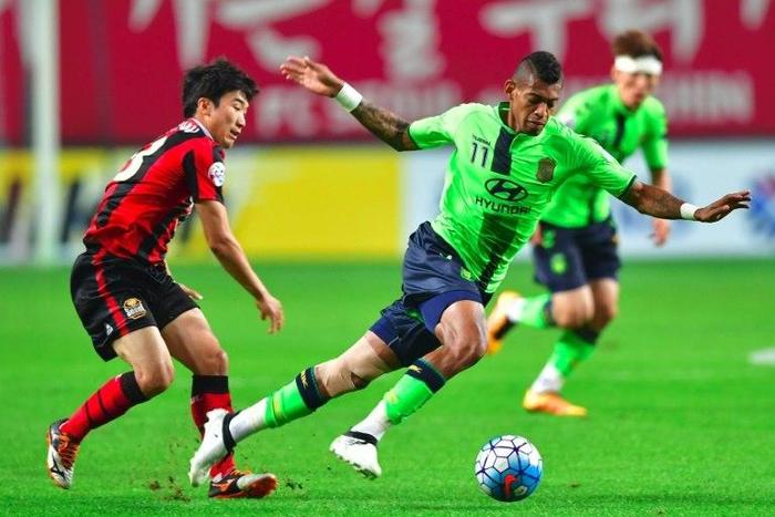 Jeonbuk Hyundai Motors' Ricardo Lopes (R) fights for the ball with FC Seoul's Go Yo-Han during their AFC Champions League semi-final second leg match, in Seoul, on October 19, 2016