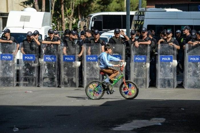 Turkish police stand in front of the municipality headquarters in Diyarbakir on October 30, 2016, during a pro-Kurdish demonstration