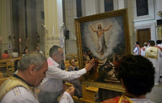 Worshippers attend Sunday Mass at Saint Mary's church in the Egyptian capital Cairo, on April 23, 2017, ahead of Pope Francis' visit