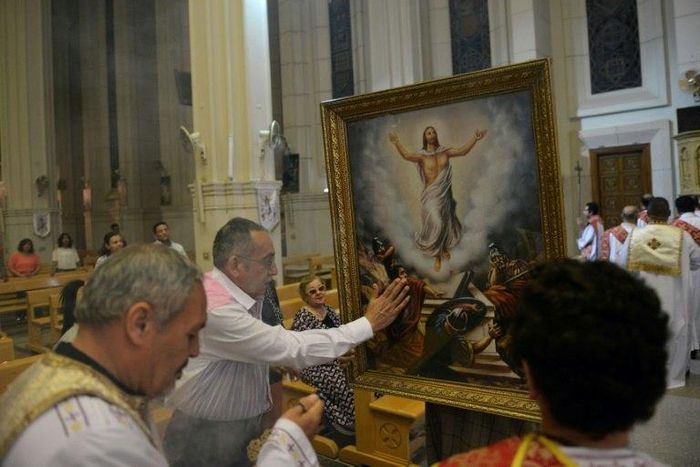 Worshippers attend Sunday Mass at Saint Mary's church in the Egyptian capital Cairo, on April 23, 2017, ahead of Pope Francis' visit