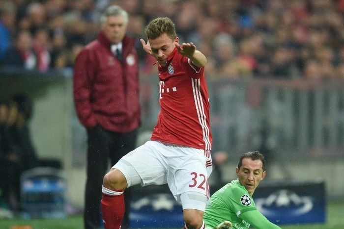 Bayern Munich's midfielder Joshua Kimmich (L) and Eindhoven's midfielder Andres Guardado (R) vie for the ball during the UEFA Champions League group D football match FC Bayern Munich vs PSV Eindhoven in Munich, on October 19, 2016