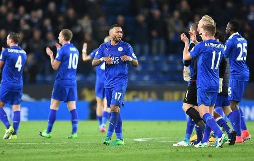 Leicester City's defender Danny Simpson (C) celebrates following the English Premier League football match between Leicester City and Sunderland at the King Power Stadium in Leicester, central England on April 4, 2017