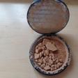 Broken powder (Girl versus makeup)
