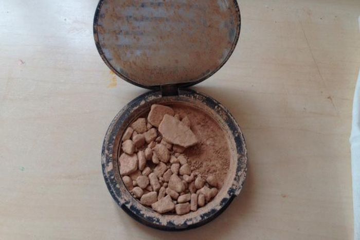 Broken powder (Girl versus makeup)