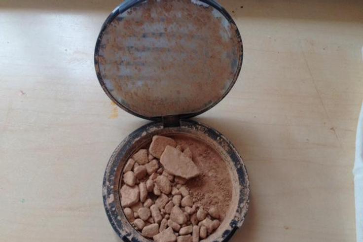 Broken powder (Girl versus makeup)