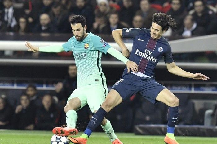 Barcelona's midfielder Sergio Busquets vies with Paris Saint-Germain's forward Edinson Cavani during the UEFA Champions League round of 16 first leg football match between Paris Saint-Germain and FC Barcelona on February 14, 2017