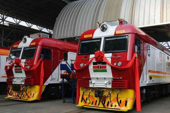 The ultra-modern 6,000 litre diesel-powered locomotives can run at a top speed of 158 kilometres per hour. They have an overall length of 220 meters.