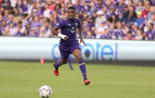 Cyle Larin scored the game-winner in the first minute of injury time as Orlando City stayed perfect in their new stadium with a 2-1 Major League Soccer win over the Los Angeles Galaxy, on April 15, 2017