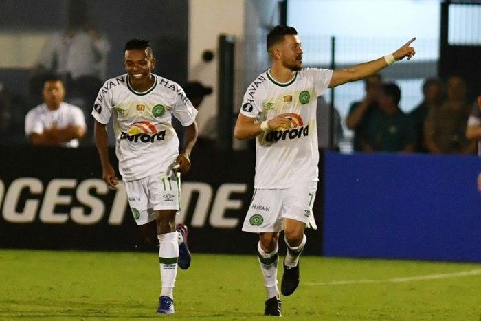 Rossi of Brazil's Chapecoense (R), celebrates after scoring against Argentina's Lanus, during their Libertadores Cup match in Chapeco, Brazil