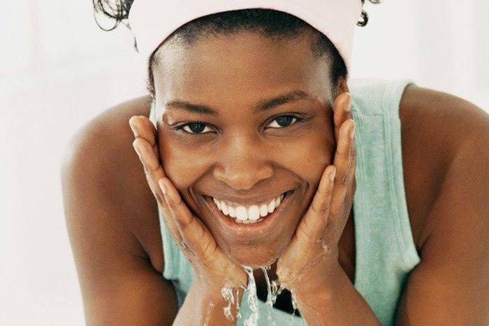 ___7792463___2018___1___2___10___woman-washing-face-hypehair_1