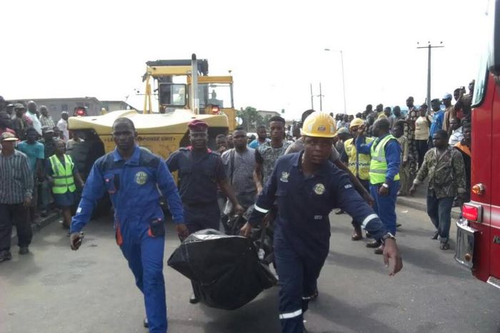 Emergency workers are seen carrying the corpse of the deceased in a body bag.