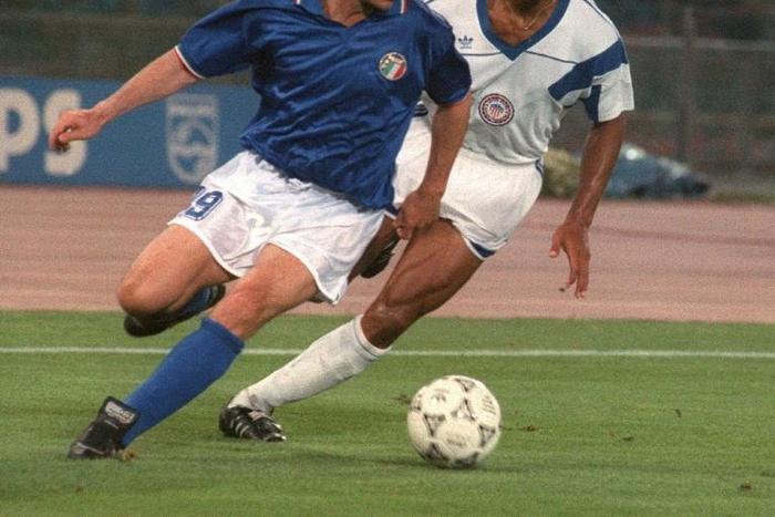 US defender Jimmy Banks, who died Friday, tracks Italy striker Salvatore Schillaci at the 1990 World Cup