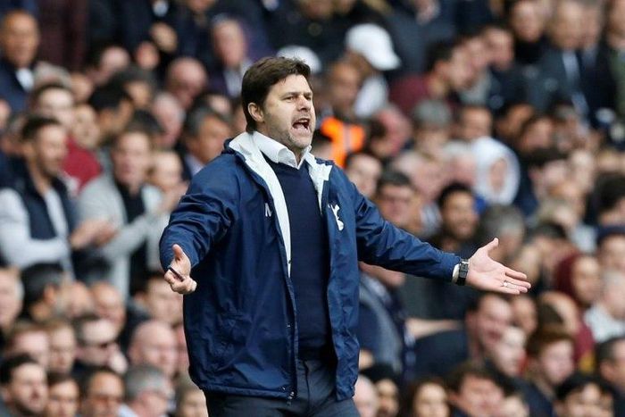 Tottenham Hotspur's head coach Mauricio Pochettino gestures on the touchline during the English Premier League football match against Arsenal April 30, 2017