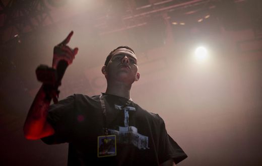 Rapper Wins Fans With a Snarling Critique of Brexit Britain