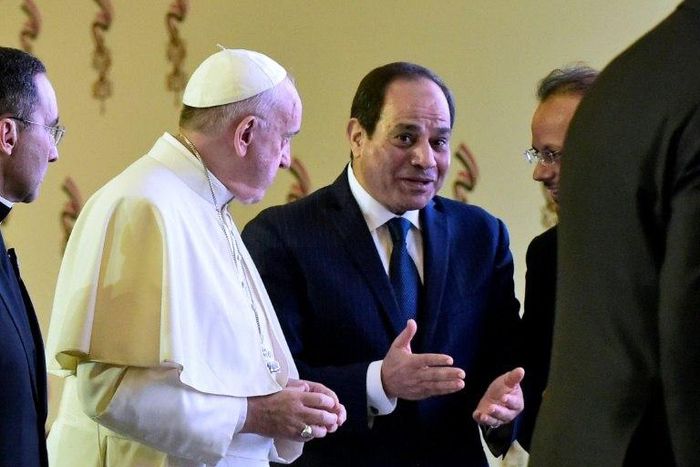 Pope Francis and Egyptian President Abdel Fattah al-Sisi chat with officials after meeting in Cairo on April 28, 2017