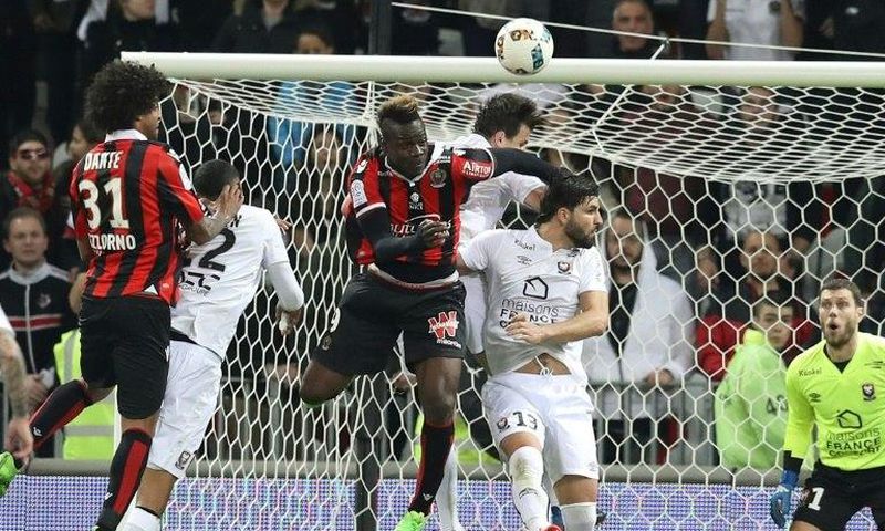 Nice's forward Mario Balotelli (C) heads the ball during the French L1 football match Nice vs Caen on February 10, 2017 at the Allianz Riviera stadium in Nice, southeastern France