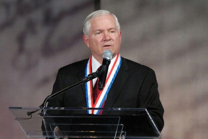 Former US defense chief Robert Gates warns that Islamic State fighters will step up attacks against the West as they lose ground in Iraq and Syria