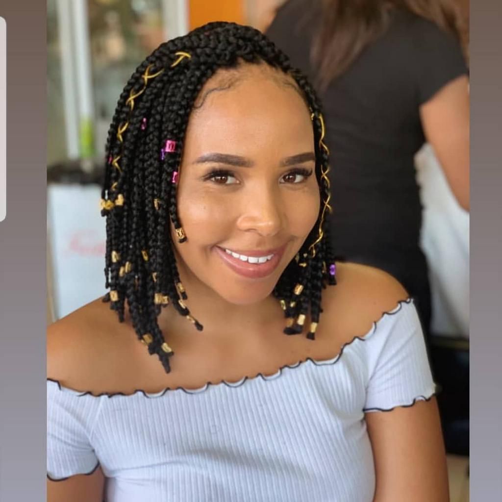 If you love a little bit of pizzazz, you can accessorize your bob braids with strings and beads (Instagram theglowbeautybar_za)