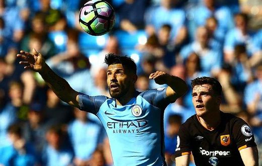 Manchester City's Sergio Aguero (L) vies with Hull City's Andrew Robertson during their match at the Etihad Stadium in Manchester, north west England, on April 8, 2017