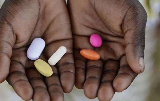 Person holding medicine(afro.who)