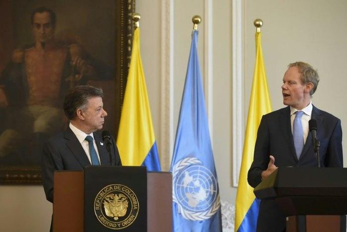 Colombian President Juan Manuel Santos (L) speaks next to Great Britain's Ambassador at the UN Matthew Rycroft in Bogota on May 4 2017