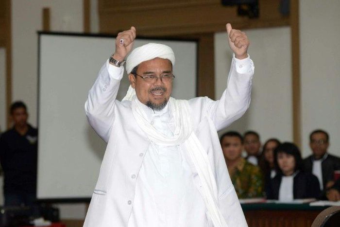 Rizieq Shihab arrives in court to testify in the blasphemy trial of Basuki Tjahaja Purnama in Jakarta on February 28, 2017