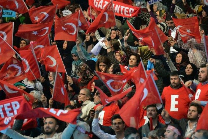 Thousands of flag-waving supporters sang campaign songs backing a 'yes' vote