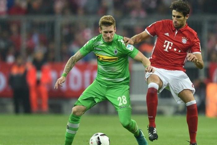 Moenchengladbach's striker Andre Hahn (L) and Bayern Munich's midfielder Javi Martinez vie for the ball during the German first division Bundesliga football match between FC Bayern Munich and Borussia Moenchengladbach on October 22, 2016