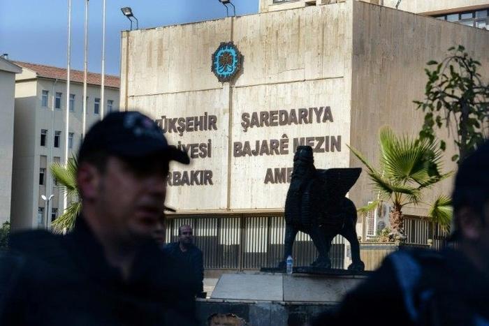 Turkish riot police stand in front of the city hall in Diyarbakir on December 3, 2016, prior to the removal of the municipality logo from the facade of the building