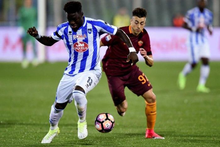Pescara's Sulley Muntari (L), pictured on April 24, 2017, called on FIFA president Gianni Infantino to do more to clampdown on the evil of racism in football