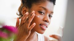 Woman moisturizing(Bauce Mag)