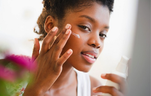 Woman moisturizing(Bauce Mag)