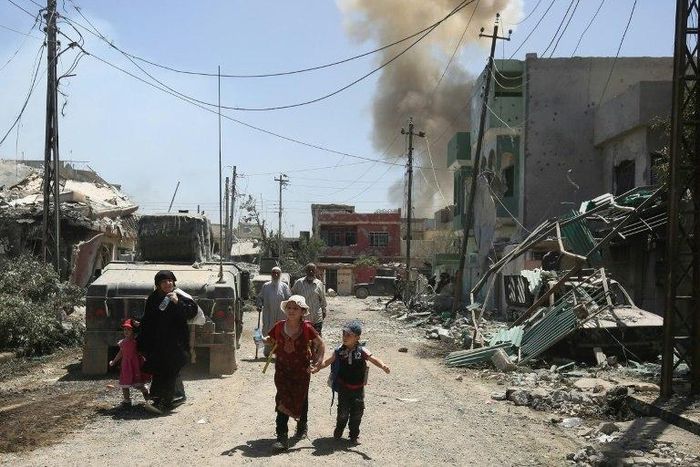 Displaced Iraqis from western Mosul flee their homes as security forces advance into the area during the ongoing offensive against Islamic State (IS) group fighters