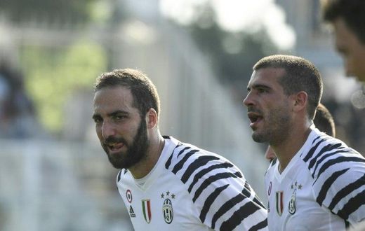 Juventus' Gonzalo Higuain celebrates at the end of their match against Pescara on April 15, 2017