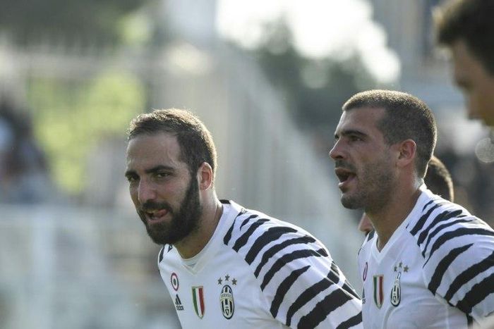 Juventus' Gonzalo Higuain celebrates at the end of their match against Pescara on April 15, 2017