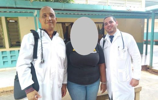 Dr Landy Rodriguez (R) and Herera Correa (L) with a Kenyan community worker (C)