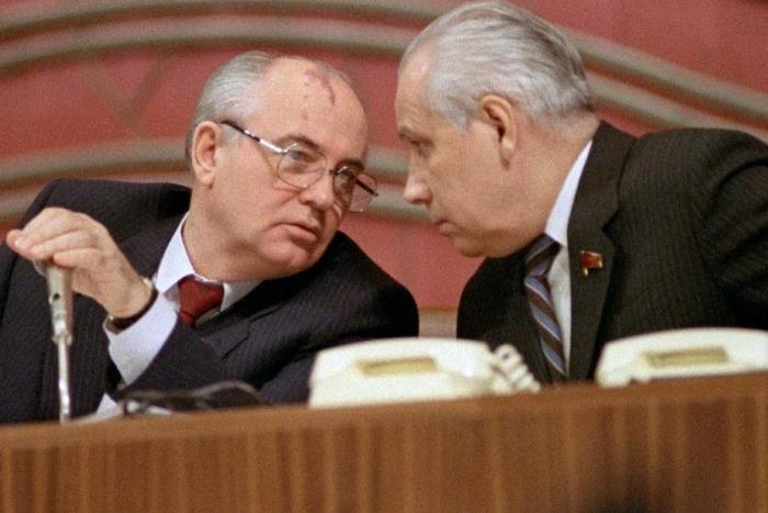 The last chairman of the Supreme Soviet Anatoly Lukyanov (R), pictured 2000 with President of the USSR Mikhail Gorbachev, has died at the age of 88