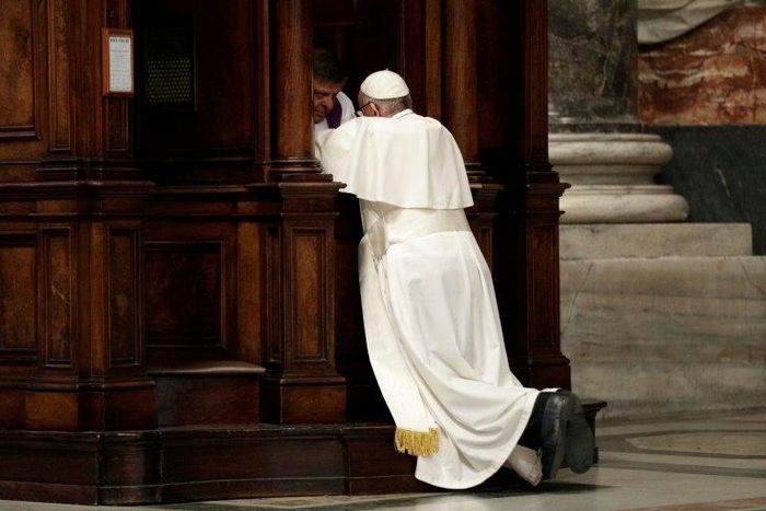 Pope Francis kneels before a priest to confess during the Liturgy of Penance on March 17, 2017 in St. Peter's Basilica at the Vatican