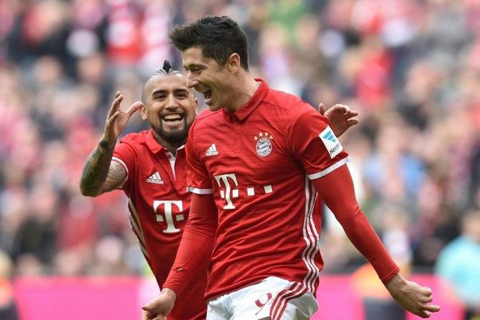 Bayern Munich's striker Robert Lewandowski (R) and Bayern Munich's midfielder Arturo Vidal (L) celebrate after the third goal for Munich during the German First division Bundesliga football match Bayern Munich vs Eintracht Frankfurton March 11, 2017