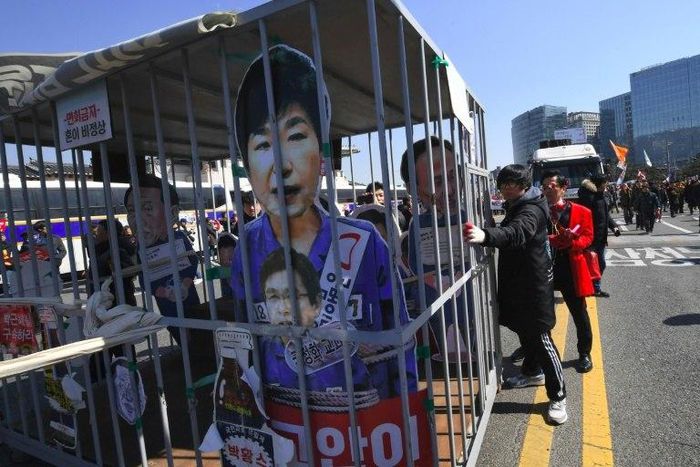 Anti-government activists celebrate in Seoul on march 10, 2017 as South Korean President Park Geun-Hye is fired by the country's top court