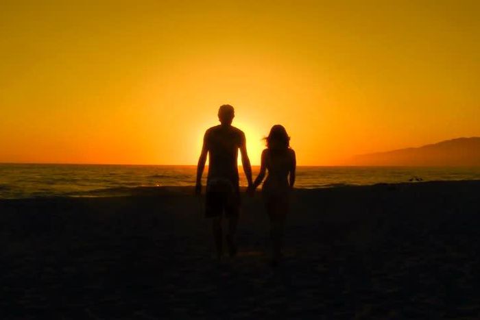 Couple holding hands (Illustration)