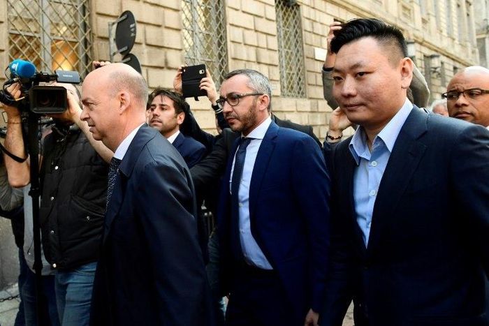 Han Li (R) and Marco Fassone (L), representatives of Chinese consortium Sino-Europe Sports (SES), arrive in Milan to finalize the deal with Fininvest for AC Milan's takeover by Rossoneri Sport Investment Lux on April 13, 201