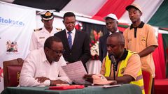 President Uhuru Kenyatta registering for Huduma Namba (Twitter)