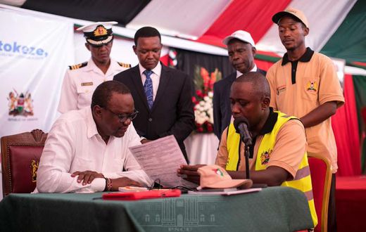 President Uhuru Kenyatta registering for Huduma Namba (Twitter)