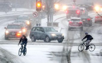 Winter storm wallops Midwest and is expected to worsen as it moves east
