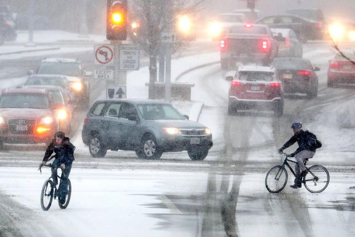 Winter storm wallops Midwest and is expected to worsen as it moves east