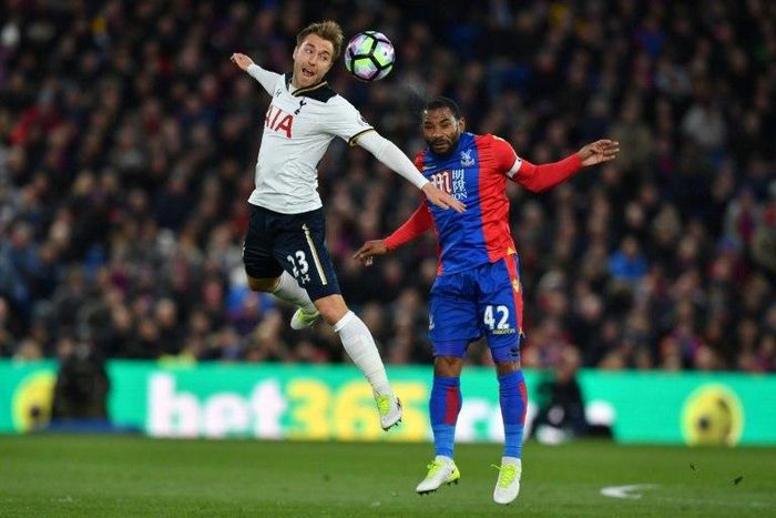 Tottenham Hotspur's Christian Eriksen (L) heads the ball away from Crystal Palace's Jason Puncheon during the match at Selhurst Park in south London on April 26, 2017