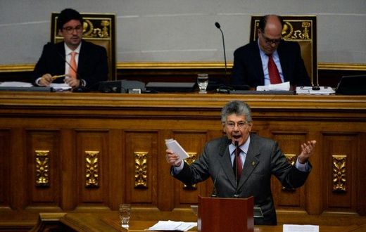 Venezuelan opposition deputy Henry Ramos Allup (bottom) delivers a speech during the discussion on Supreme Court judges removal process, at the National Assembly in Caracas on April 5, 2017