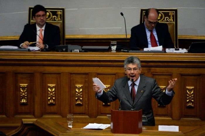 Venezuelan opposition deputy Henry Ramos Allup (bottom) delivers a speech during the discussion on Supreme Court judges removal process, at the National Assembly in Caracas on April 5, 2017