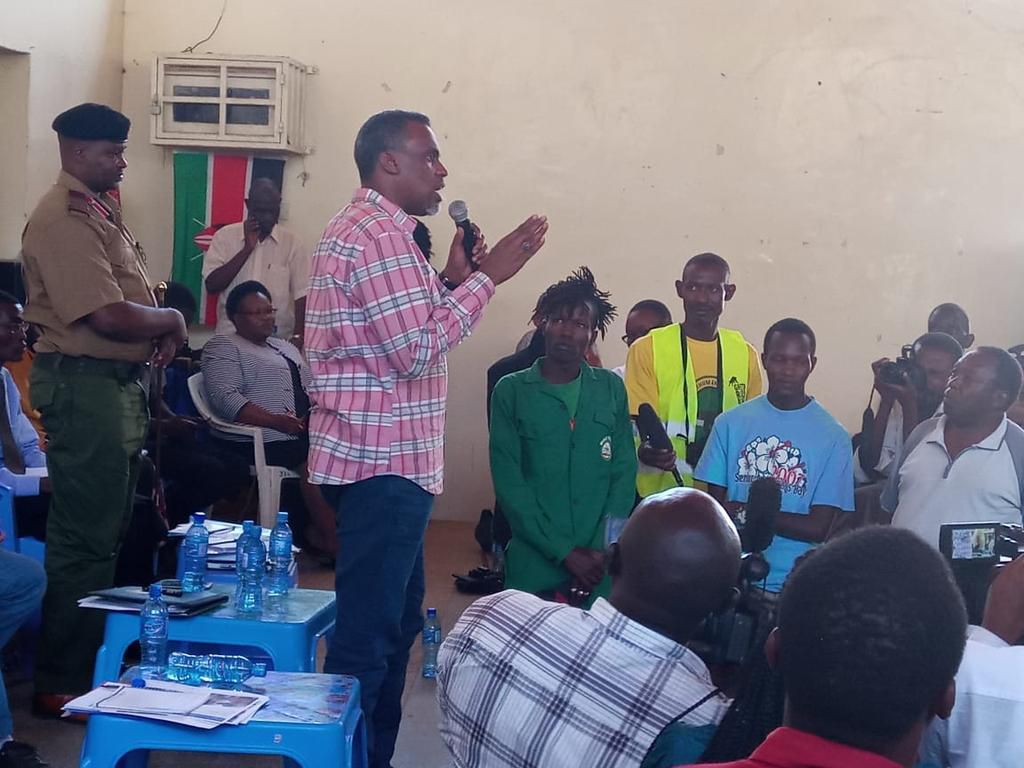 DPP Noordin Haji with residents of Kayole Estate during the Community Dialogue forum on Thursday (Twitter)